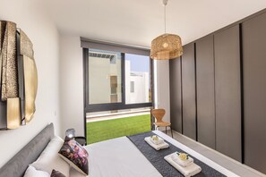 5 室のベッドルーム、ベビーベッド、ベッドシーツ