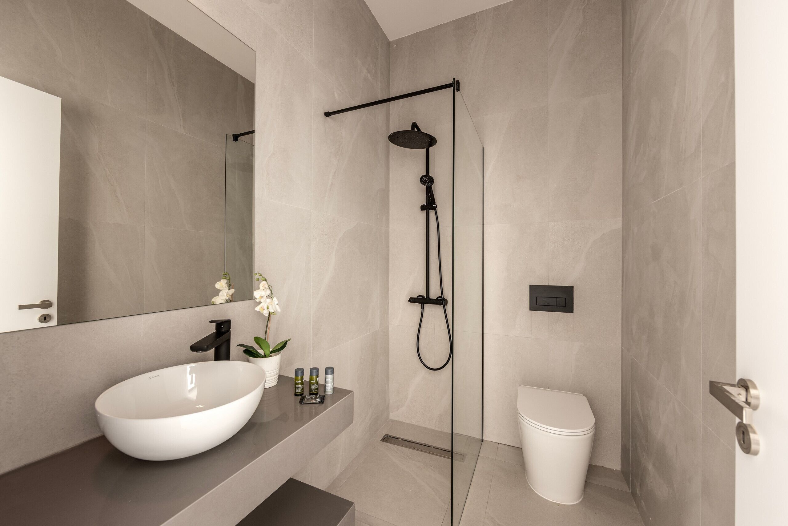 Buồng tắm vòi sen, khăn tắm 