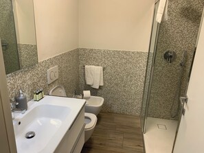 Haartrockner, Bidet, Handtücher, Seife