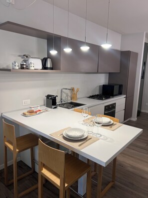 Kühlschrank, Mikrowelle, Ofen, Herdplatte