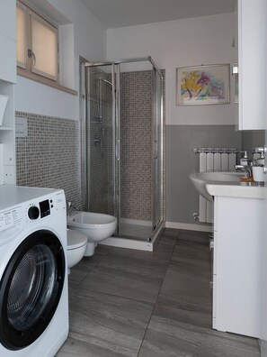 Bruser, hårtørrer, bidet, håndklæder