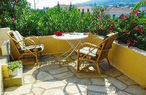 Outdoor dining - Oleander Villa (Spetses)