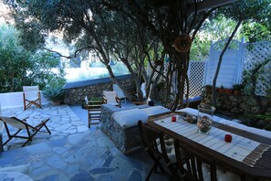 Outdoor dining - Oleander Villa (Spetses)