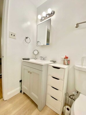 Haartrockner, Handtücher, Seife, Toilettenpapier