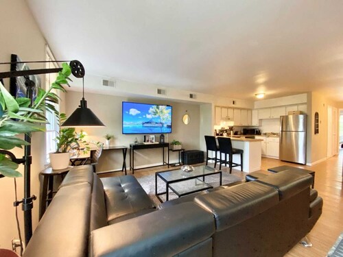 Charming 2-bedroom townhome with AC,  Ridley Park near Boeing, Train, Philly