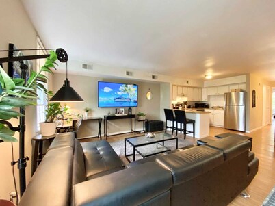 Charming 2-bedroom townhome with AC, Ridley Park near Boeing, Train, Philly