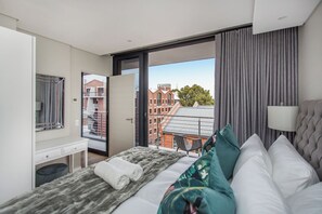 Departamento ejecutivo, balcón, vista a la ciudad | Tabla de planchar con plancha y wifi gratis