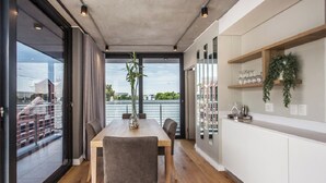 Executive-Apartment, Balkon, Stadtblick | Esszimmer
