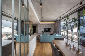 Departamento ejecutivo, balcón, vista a la ciudad | Área de sala de estar | Televisión
