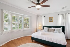 Bureau, fer et planche à repasser, lit parapluie, Wi-Fi gratuit