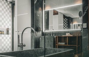 Luxury Bungalow, Garden View (Bangalo Master Plus) | Bilik Mandi | Tab mandi dan pancuran berasingan, pengering rambut, jubah mandi