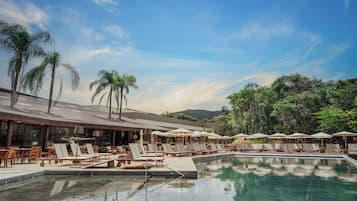 Een binnenzwembad en een buitenzwembad