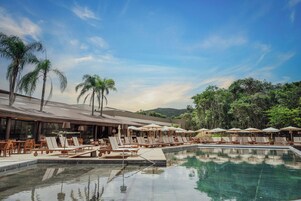 Una piscina techada, una piscina al aire libre