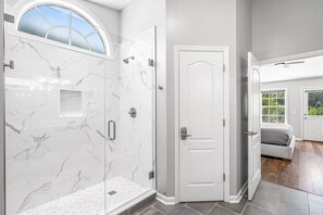 Dusche, Haartrockner, Handtücher
