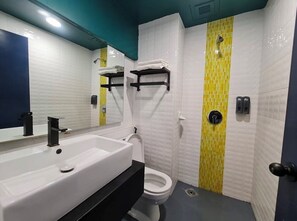 Quarto luxo | Banheiro | Chuveiro, produtos de toalete grátis, secador de cabelo