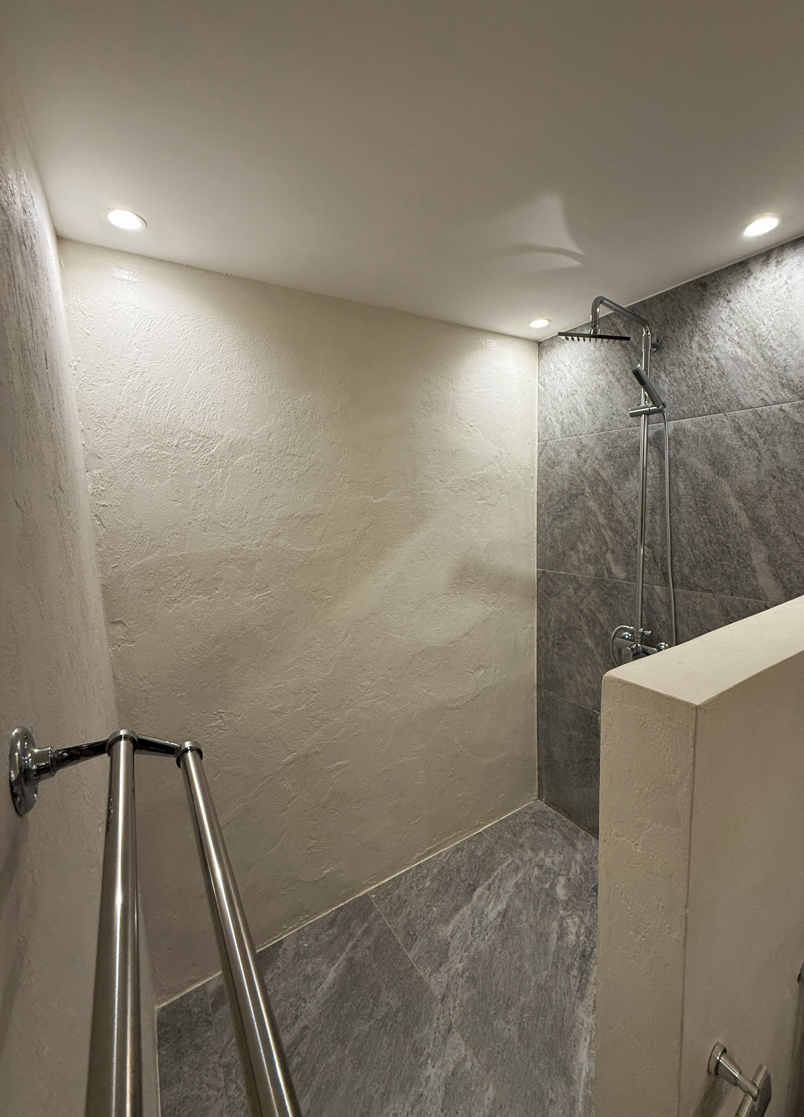 Shower, jetted bath, bidet, towels
