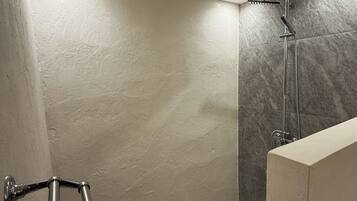 Shower, jetted bath, bidet, towels