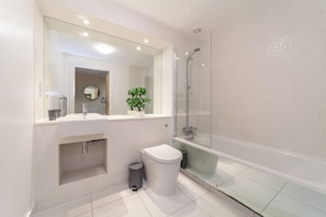 Lejlighed - balkon | Badeværelse | Gratis toiletartikler, hårtørrer, håndklæder, Sæbe