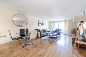 Căn hộ, ban công | Khu phòng khách | TV màn hình phẳng 32-inch có truyền hình cáp, Netflix, dịch vụ stream 