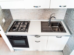 Réfrigérateur, four, plaque de cuisson, cafetière/bouilloire