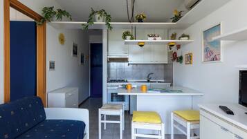 Frigorifero, piano cottura, pentole/stoviglie/utensili