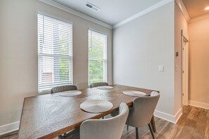 Interior - Walk to Music Factory: Townhome w/ Rooftop Deck! (Charlotte)