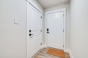 Interior - Walk to Music Factory: Townhome w/ Rooftop Deck! (Charlotte)