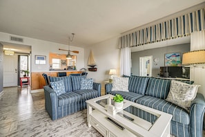 Interior - Steps to Naples Bay & Tin City: Condo w/ Pool! (Naples)