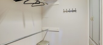 2 Mi to Cal State Long Beach: Bungalow w/ Hot Tub!