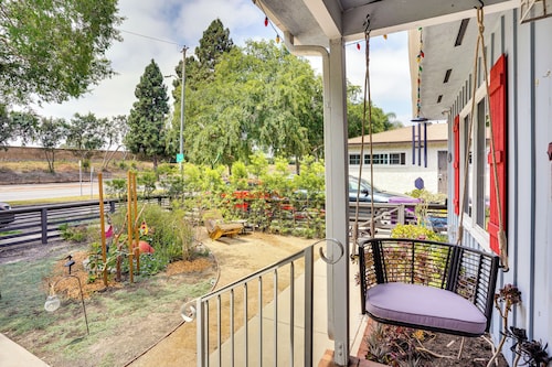 2 Mi to Cal State Long Beach: Bungalow w/ Hot Tub!