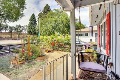 2 Mi to Cal State Long Beach: Bungalow w/ Hot Tub!