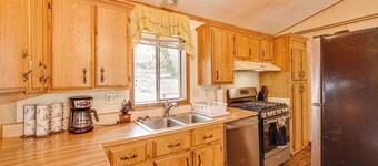 Creekside Cabin w/ Deck & Views in Panguitch!