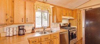 Creekside Cabin w/ Deck & Views in Panguitch!