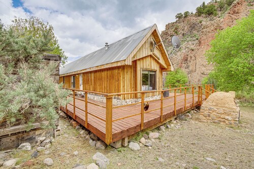 Creekside Cabin w/ Deck & Views in Panguitch!
