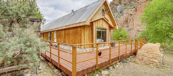 Creekside Cabin w/ Deck & Views in Panguitch!