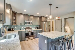 House (6 Bedrooms) | Interior