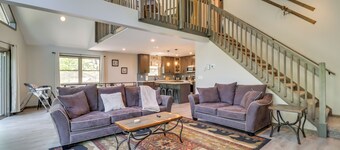 Hot Tub & Community Beach: Albrightsville Home!