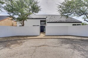 House (5 Bedrooms) | Interior - Outdoor Entertainment Area: Spacious Midland Home! (Midland)
