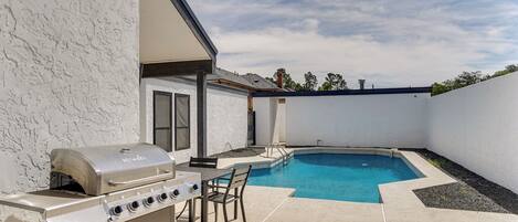 House (5 Bedrooms) | Front of property