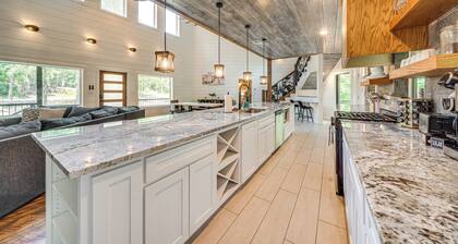 Creekside Broken Bow Retreat w/ Hot Tub + Games