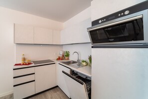 Réfrigérateur, micro-ondes, plaque de cuisson, lave-vaisselle