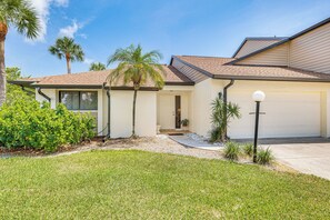 House (2 Bedrooms) | Interior - 5 Mi to Fort Myers Beach: Home w/ Large Yard! (Fort Myers)