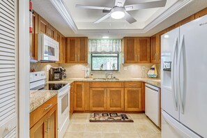 House (2 Bedrooms) | Interior - 5 Mi to Fort Myers Beach: Home w/ Large Yard! (Fort Myers)