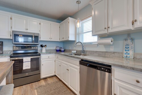 1 Block to Gulf: Dauphin Island Retreat w/ Views