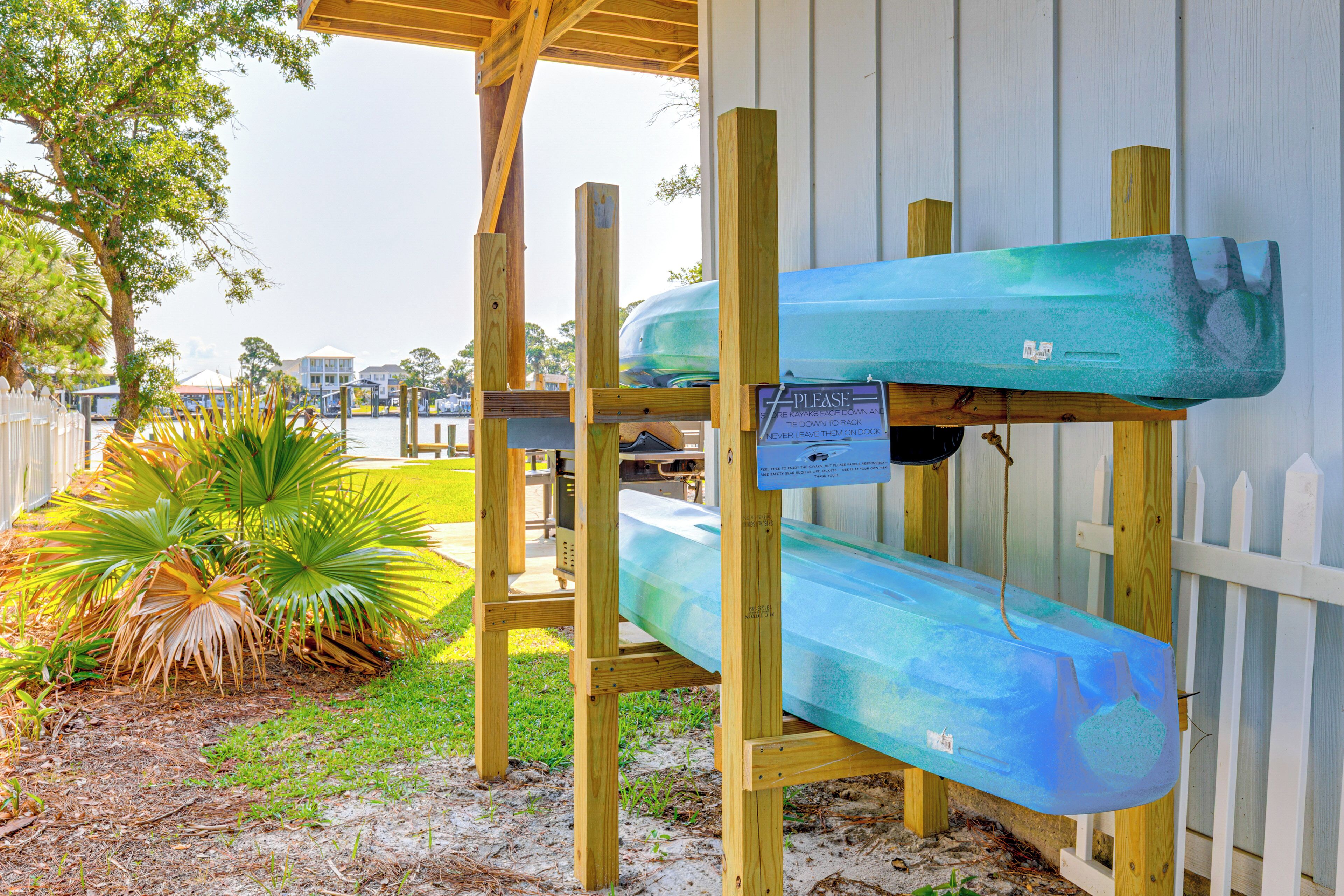 Una estructura de madera con dos kayaks.