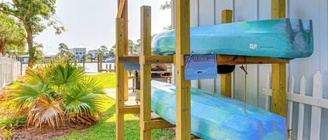 Una estructura de madera con dos kayaks.