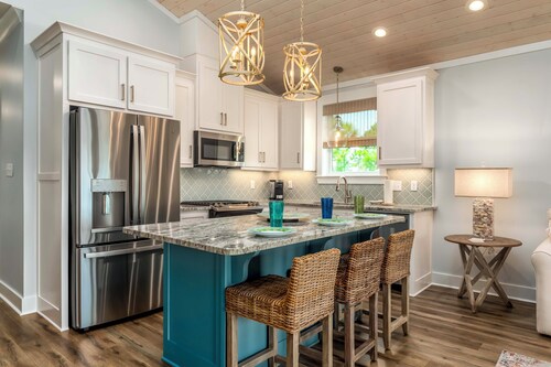 Luxe Family Condo w/ Gulf View in Dauphin Island!