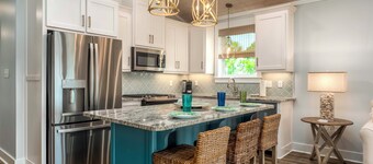 Luxe Family Condo w/ Gulf View in Dauphin Island!