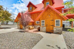 House (3 Bedrooms) | Interior - Family Home w/ Mountain Views in Circleville! (Circleville)