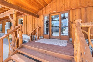 Interior - Group Getaway w/ Mtn Views: Home in Circleville! (Circleville)